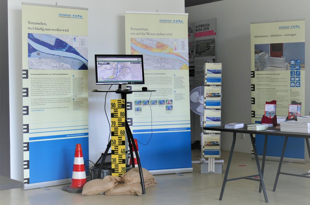 Ausstellungsobjekte, Pilone, Pegellatte, Roll-ups, Sandsäcke und Filmmaterial